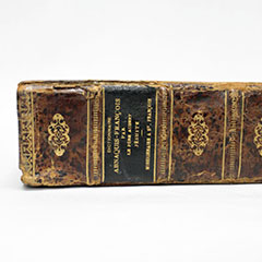 Photographie couleur d'un dictionnaire avec une couverture en cuir.  Est inscrit sur la tranche: « François-Abnaquis, par le père Joseph Aubery, Jésuite. »