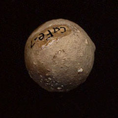 Photographie couleur d'une balle de plomb et de son code Borden.