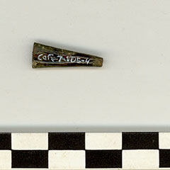 Photographie couleur d'un petit cône de cuivre sur lequel on peut lire un code Borden.