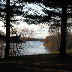 Photographie couleur d'une rivière lors d'un coucher de soleil.