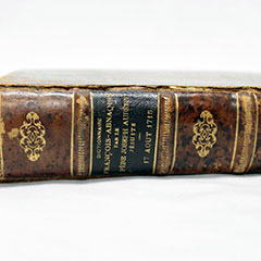 Colour photograph of a leather covered dictionary. Is written on the edge: « François- Abnaquis, par le père Joseph Aubery, Jésuite. »